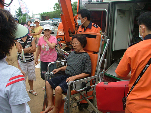 부상자(주민 L씨 70세,119구급차에 실리고 있다) 